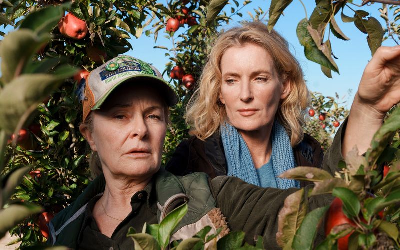 Verführerisch rote Äpfel, wohin man schaut! Im Alten Land ist bald Erntezeit. Charlotte Lindholm (Maria Furtwängler, rechts) ermittelt auf dem Biohof von Marlies Feldhusen (Lina Wendel).