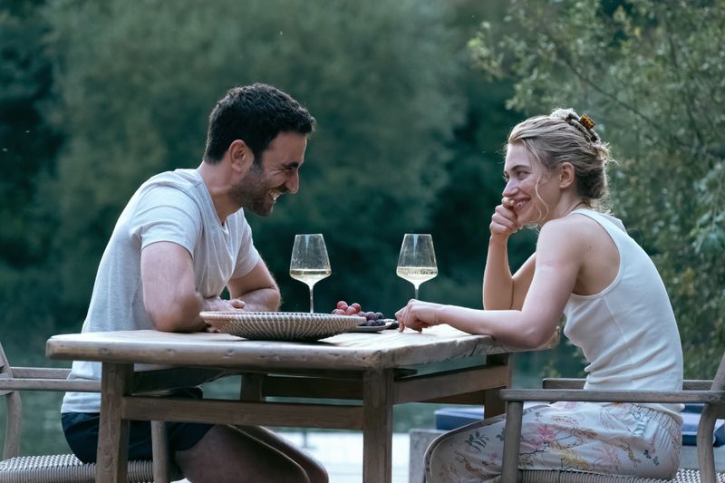 Die Fakten sprechen dagegen: Simon (Brett Goldstein) und Laura (Imogen Poots) beginnen trotzdem eine leidenschaftliche Affäre.