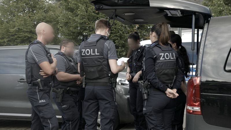 "Inside Clans - Kampf ums Revier": Beamte von Polizei und Zoll führen in Städten wie Essen regelmäßigen Kontrollen und Razzien durch.