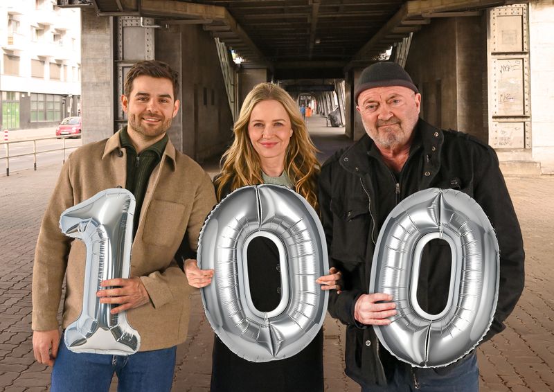 Nils Makowski (Lucas Reiber), Linett Wachow (Stefanie Stappenbeck) und Otto Garber (Florian Martens) feier die große 100.