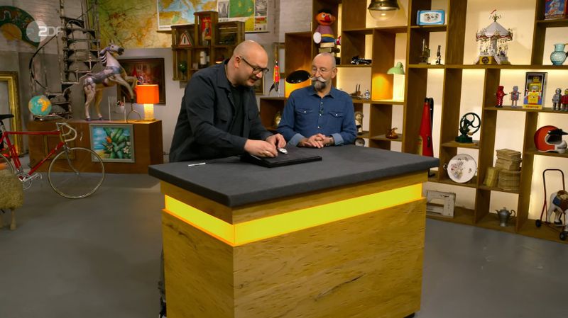 Der Fachmann hatte die Uhr am Pulli poliert! Und das, obwohl er eigentlich wissen sollte, dass so im schlimmsten Fall Kratzer entstehen können.