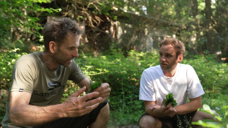 In der Dokumentation "Terra Xplore: 12 Jahre allein im Wald" begleitet der Psychologe Leon Windscheid (rechts) Marc Freukes, der seit zwölf Jahren im Wald lebt.