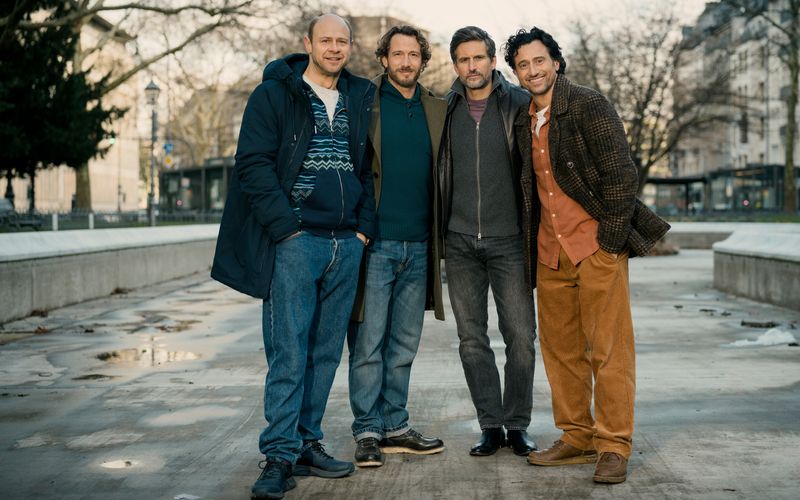 Im Fokus der Netflix-Comedy "Alphamännchen" steht die chaotische Männertruppe um (von links) Andi (Moritz Führmann), Erik (David Rott), Ulf (Tom Beck) und Cem (Serkan Kaya). 