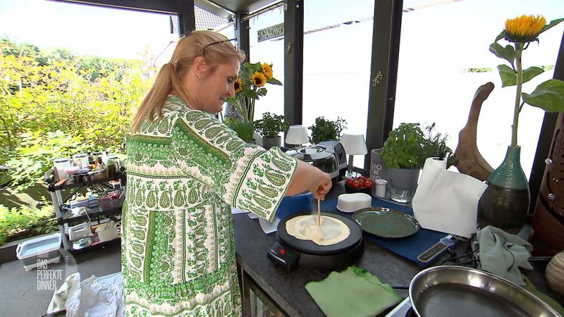 Auf die Crêpes hat Barbara so gar keine Lust, denn mit dem Crêpes-Maker kommt sie nicht zurecht.
