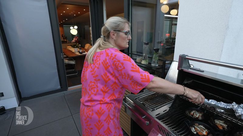 Kaum hat Barbara das Fleisch auf den Grill gelegt, scheint es auch schon durch zu sein.
