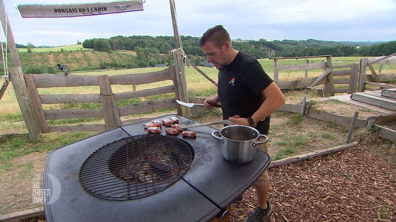 Den Lachs im Bacon für die Vorspeise bereitet Stephan auf der Feuerplatte zu.
