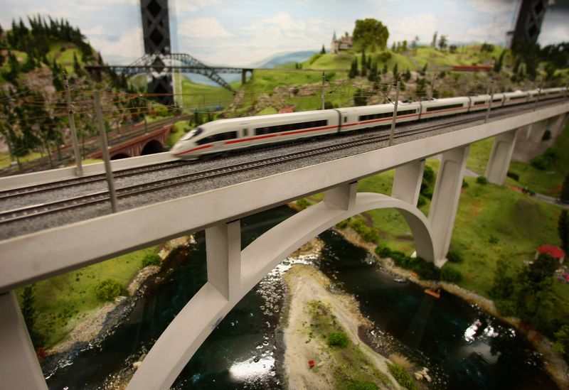 Wenn der Regen auf die Scheiben trommelt, fallen viele Freizeitpläne im wahrsten Sinne des Wortes ins Wasser. Radfahren, Schwimmen im See oder der Stadtbummel - alles wenig reizvoll, wenn das Wetter nicht mitspielt. Genau jetzt ist die Gelegenheit, Neues auszuprobieren: Thermen, Museen oder das Eintauchen in Miniaturwelten sind spannende Alternativen. 