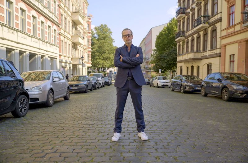 "ARD Story: ARD Story: Crashkurs für Immobilienhaie" ist eine ungewöhnliche Dokumentation, denn sie arbeitet mit den Mitteln der Satire und Mockumentary: Matthias Matschke spielt einen Immobilienhai in Ausbildung. Der 45 Minuten lange Film begleitet ihn bei der Wohnungsvergabe und dem Streben nach noch mehr Gewinnchancen.