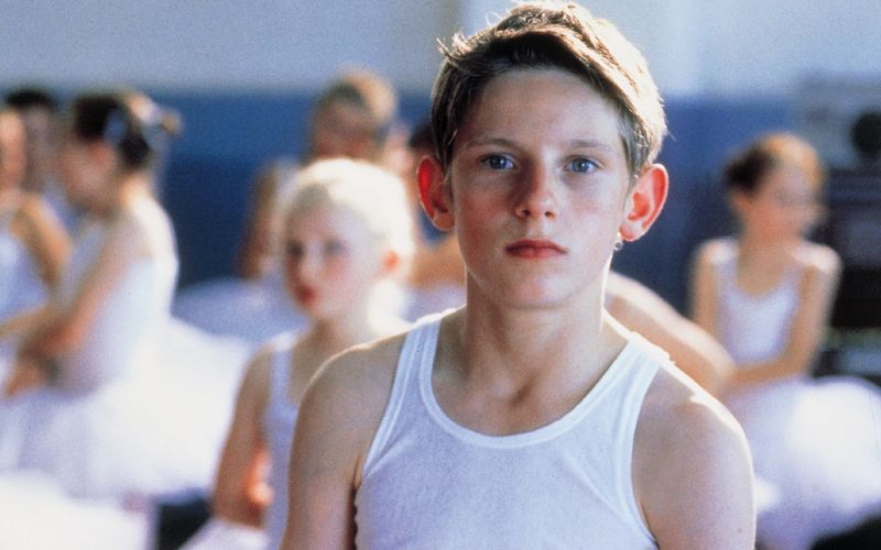 Tanzen gegen alle Widerstände - diesen Grundtopos des Tanzfilms treibt "Billy Elliot - I Will Dance" auf die Spitze. Das Tanzdrama handelt von einem elfjährigen Jungen, der einen Traum hat: Er will Balletttänzer werden - und das im England der Thatcher-Ära, in einer prekären Arbeitersiedlung, in der allenfalls die Mädchen tanzen und die Jungen Boxen lernen. Zum 25-jährigen Jubiläum des Genre-Klassikers zeigt die Galerie die größten Tanzfilme aller Zeiten.
