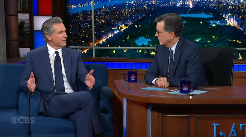 In seiner "Late Show" begrüßte Stephen Colbert (rechts) Gavin Newsom, den Gouverneur von Kalifornien.