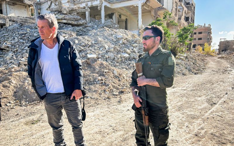 Markus Lanz (links) will herausfinden, warum Menschen aus ihrer Heimat fliehen. Gute Gründe findet er in Damaskus, Syrien. Dort herrschte zwölf Jahre lang Bürgerkrieg. Doch können und wollen Menschen von dort nun zurückkehren, da die Situation friedlicher geworden ist?