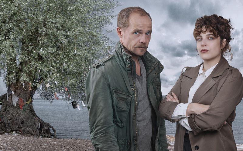 Micha Oberländer (Matthias Koeberlin) bekommt im 23. Film der Krimi-Reihe "Die Toten vom Bodensee" eine neue Kollegin. Doch die Zusammenarbeit mit Mara Eisler (Anna Werner Friedmann) gestaltet sich anfangs schwierig.