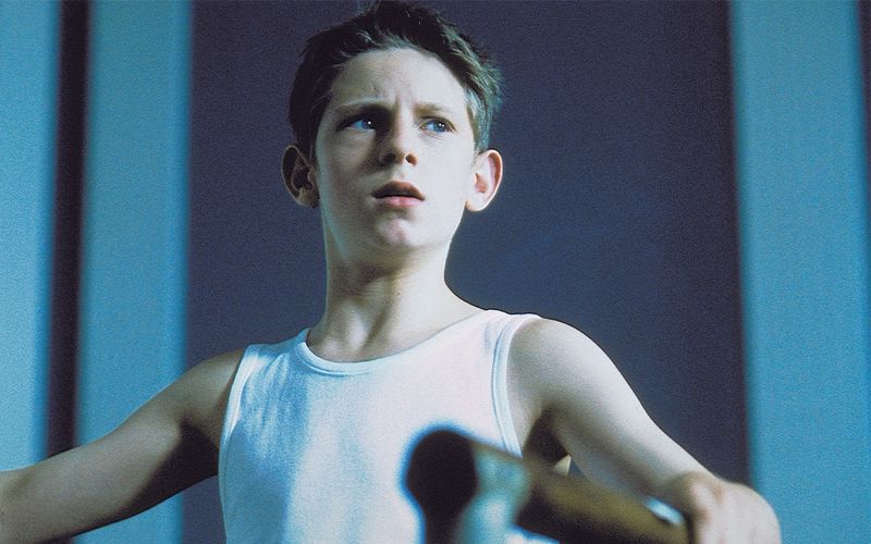 Billy Elliot will nicht boxen, sondern Ballett tanzen: Mit dem Tanzfilm-Klassiker wurde Jamie Bell vor 25 Jahren schlagartig weltberühmt.  