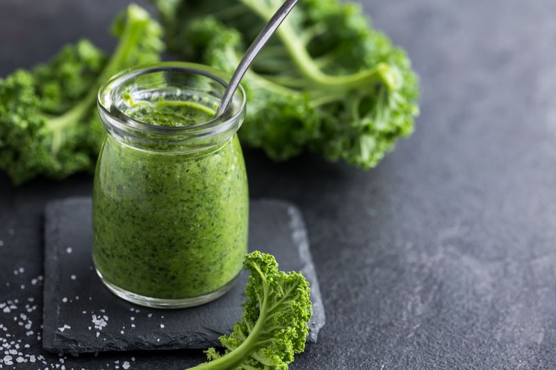 In zahlreichen untersuchten grünen Pestos fand "Ökotest" Schadstoffe. 