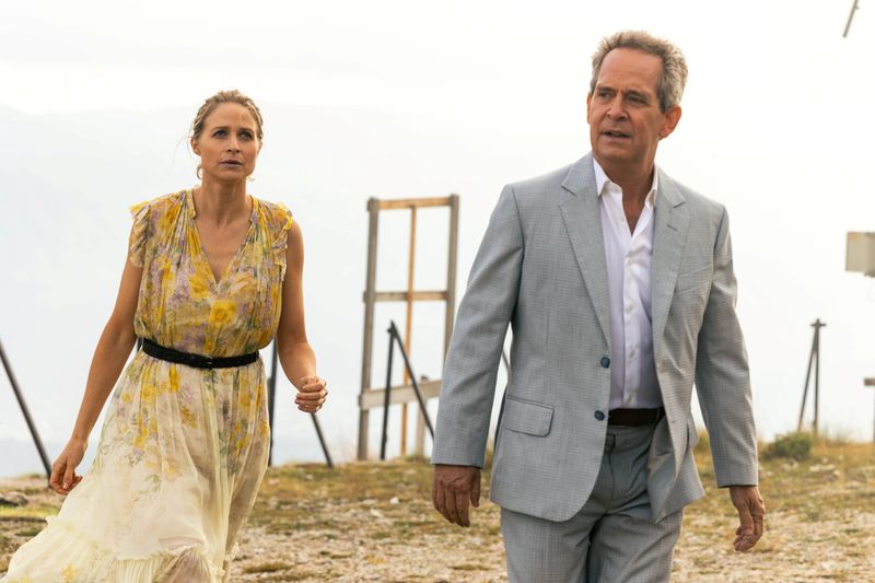 Iris Nixon (Niamh Algar) weiss nicht so recht, was sie vom Unternehmer Cameron Beck (Tom Hollander) halten soll.