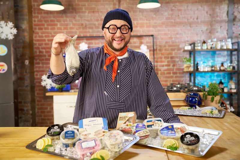 Von wegen frischer Fisch: Sebastian Lege prüft verschiedene Fertigsalate mit Matjes.
