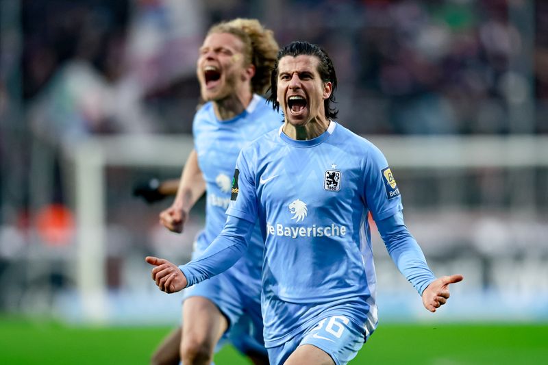 Auch auf dem Rasen, wie hier von den Spielern Tunay Deniz (rechts) und Jesper Verlaat, werden Sechzger-Erfolge frenetisch gefeiert.