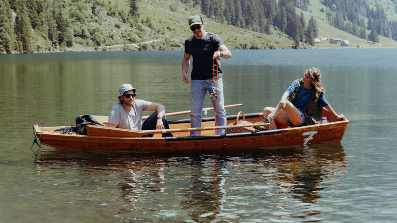 Der Teamausflug von Markus Kofler (Sebastian Ströbel, links) Tobias Herbrechter (Markus Brandl) und Katharina Strasser (Luise Bähr) endet jäh mit einem überraschenden Fund.
