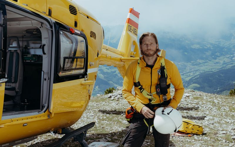 In den neuen Folgen der 17. Staffel "Die Bergretter" erwarten Markus Kofler (Sebastian Ströbel) wieder zahlreiche abenteuerliche Einsätze. Ströbel erzählt im Interview von abenteuerlichen Dreharbeiten, die ihm einiges abverlangen.