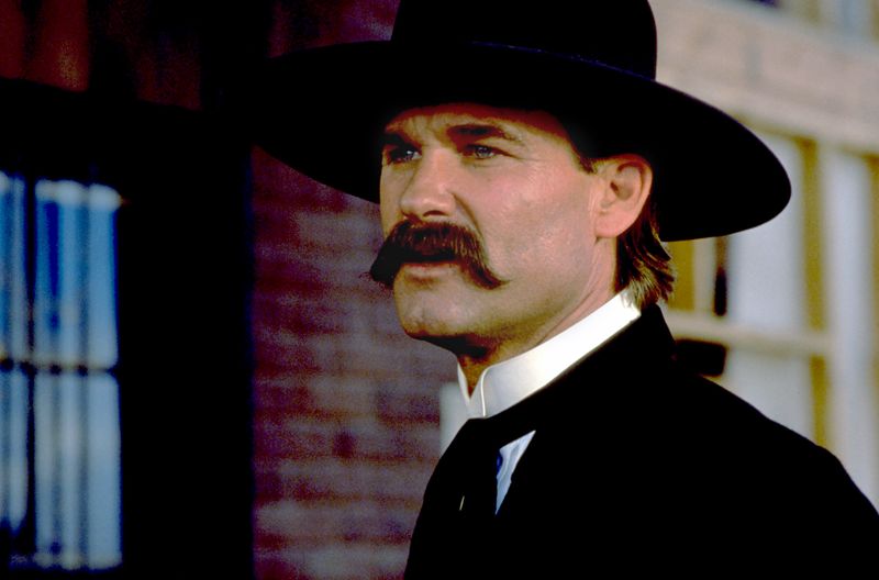Gesetzeshüter Wyatt Earp (Kurt Russell) möchte sich zur Ruhe setzen, doch skrupellose Revolverhelden fordern noch einmal seinen ganzen Einsatz.
