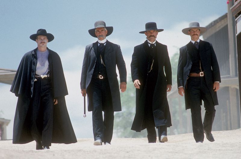 Sind sind bereit für das große Duell, von links: Doc Holliday (Val Kilmer), Virgil Earp (Sam Elliott), Wyatt Earp (Kurt Russell) und Morgan Earp (Bill Paxton).
