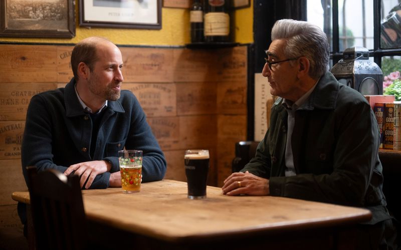 Auf ein Bier mit Prinz William (links): In einem Pub sprach Eugene Levy mit dem Royal über dessen schwieriges Jahr 2024.