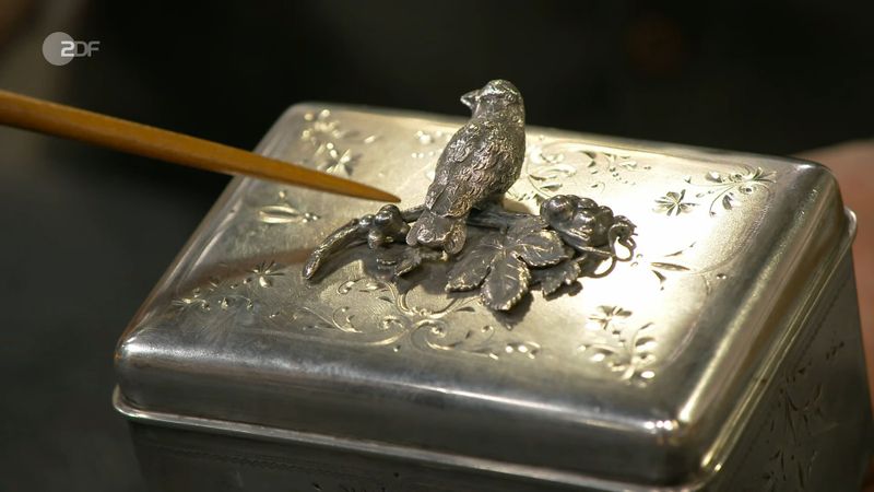 Auf dem Zuckerkasten aus Silber befand sich ein Vogel: "Das ist wirklich ungewöhnlich", klärte Experte Colmar Schulte-Goltz. "Zuckerkästen kommen meistens zwar mit einem Schloss vorne daher, haben manchmal eine Art von Knauf obendrauf, aber dass da tatsächlich so ein großes Ornament angebracht ist, das ist außergewöhnlich und selten."
