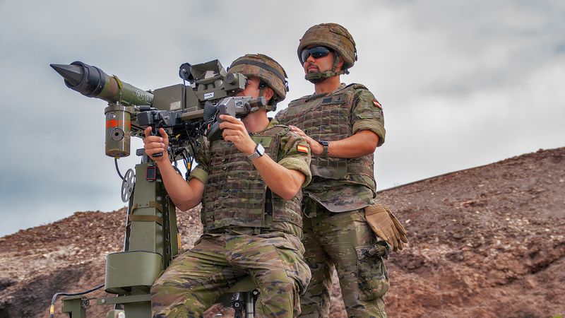 Spanische Soldaten üben an einer Mistral-Luftabwehrrakete auf Mallorca.