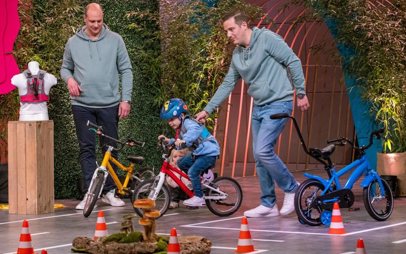 Ein Pitch, der das Herz wärmte: Die Familienväter Steffen und Jan (rechts) bringen ihren Nachwuchs für die "Little Biker"-Vorstellung mit. "Die Kinder sind bei uns in der Entwicklungsabteilung tätig."