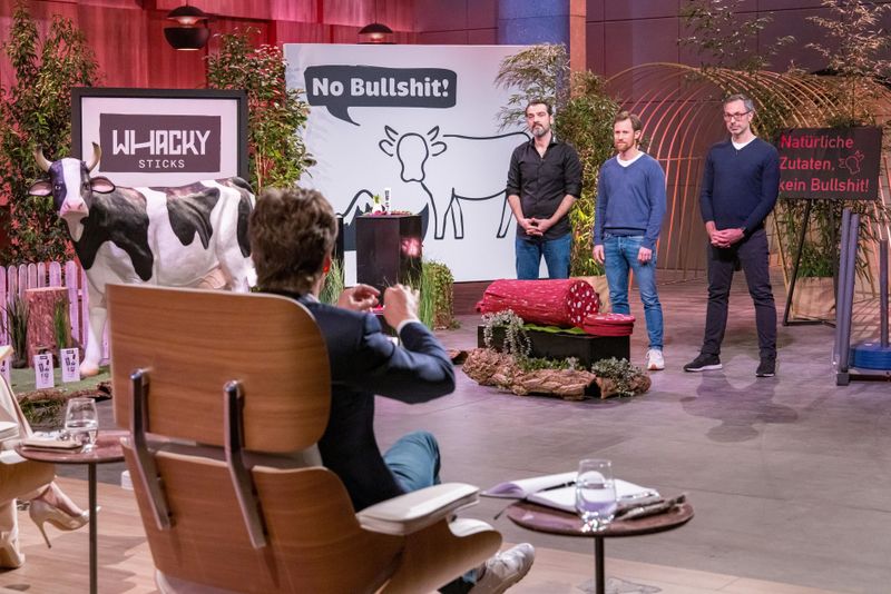 Präsentation nach der "Salami-Taktik": Erst nach und nach legten die Gründer von "Whacky" die wahren Hintergründe ihrer Firma für Rindfleisch-Snacks offen. Carsten Maschmeyer (vorne) missfiel das sehr.