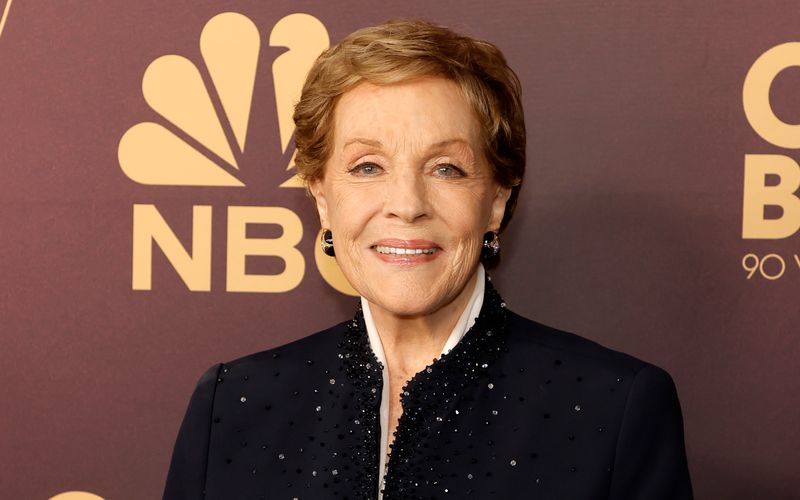 Julie Andrews wird am 1. Oktober 90 Jahre alt. Seit 2020 spricht die Schauspielerin, hier auf einem roten Teppich 2023, die Lady Whistledown in "Bridgerton".