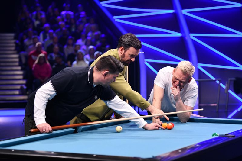 Tim Mälzer (links) verblüfft mit seinen Billard-Tricks nicht nur Jan Köppen (Mitte) und Jens "Knossi" Knossalla. 