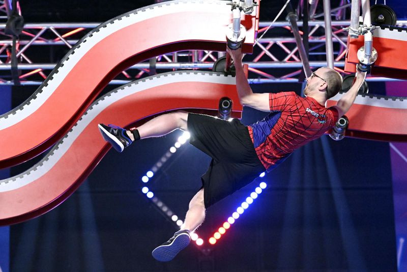Nach 17 Sekunden war alles vorbei für Artur Schreiber (34), einen der angesehensten Ninjas Deutschland. In der dritten Vorrundenshow von "Ninja Warrior Germany" erwischte es den Mitfavoriten am zweiten Hindernis. "Artur, du Lurch!", stöhnte Moderator Frank Buschmann entsetzt. Aber das Aus des dreimaligen Finalisten blieb nicht der einzige Favoritensturz.