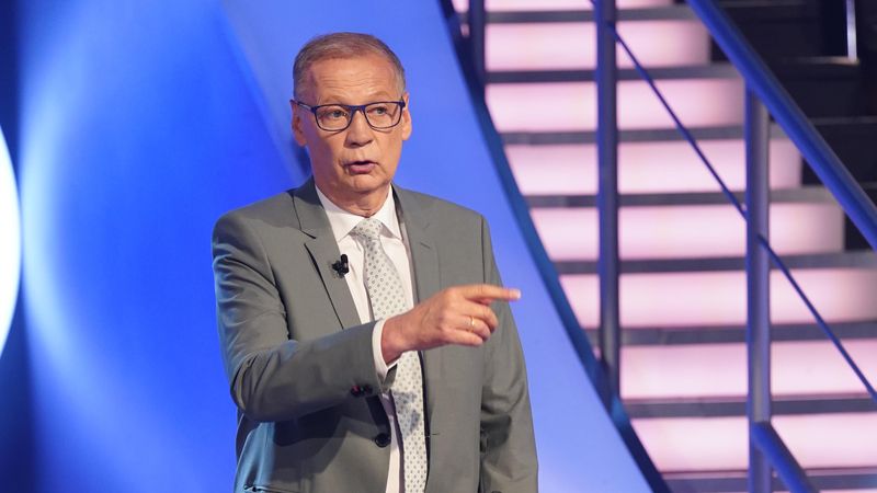Nach dem 50:50-Joker wandte sich die Kandidatin hilfesuchend mit ihrer Vermutung "simsen" an Günther Jauch. Doch der wurde streng: "Das heißt hier nicht 'betreutes Vorsagen'!