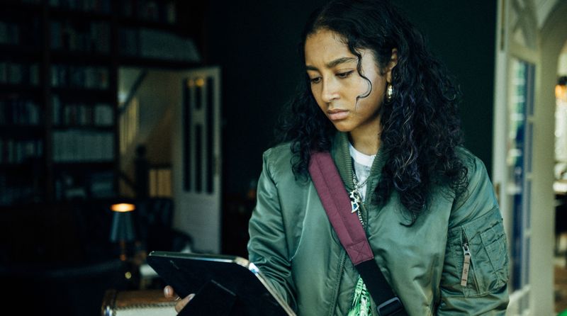 In der ARD-Serie "Schattenseite" zieht Nola (Samirah Breuer) in eine neue Stadt. Ihr Start wird nicht einfach: Eine Internetgefahr droht, die Geheimnisse der Schüler preiszugeben. 