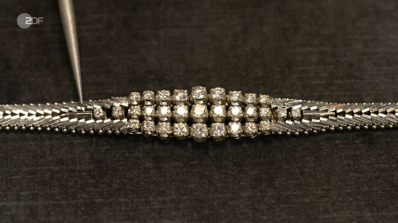 Melanie brachte ein funkelndes Armband aus den 70ern mit. Es lag seit Jahren im Tresor, nun sollte es Bares bringen. Ihre Traumvorstellung lag bei 5.000 Euro, die realistische Schätzung indes bei 1.800 bis 1.900 Euro.