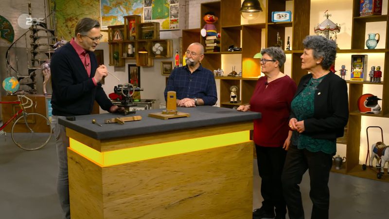 Im Keller des Vaters fanden zwei Schwestern ein spannendes Instrument: Das Nivellierungsgerät konnte Höhenunterschiede messen.