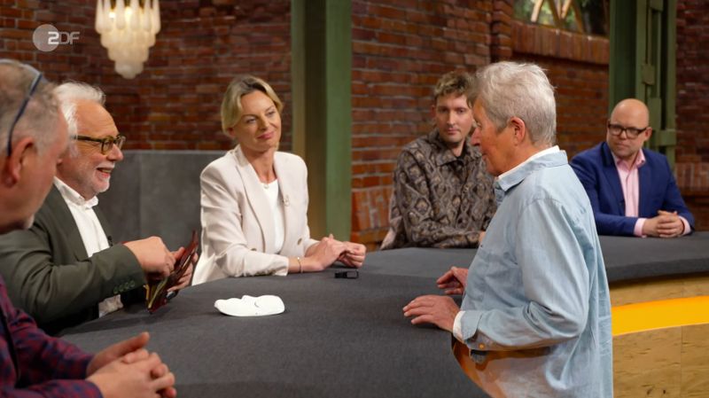 Auch hier blieb die Begeisterung im Händlerraum überschaubar. Immerhin griff Friedrich Häusser (Zweiter von links) zu und zahlte 200 Euro.