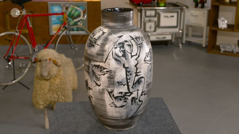 Seit ihrer Kindheit kannte Verkäuferin Ina die Vase, die zwar nie Blumen beinhaltete, dafür aber immer im Wohnzimmer thronte. Dr. Bianca Berding schätzte das Werk von Gustav Spörri aus dem Jahr 1962 auf 180 bis 250 Euro.