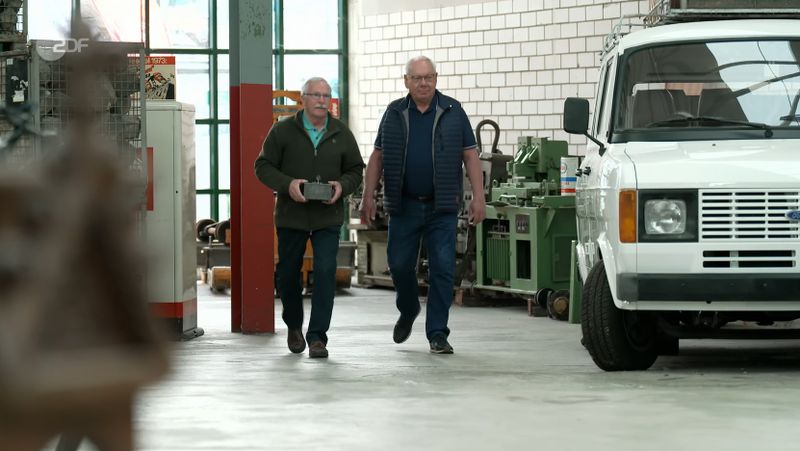 Siegfried (links) und sein Schwager Michael jedenfalls erhofften sich einen großen Wurf. Der erwartete Erlös sollte in die Goldene Hochzeit von Siegfried und seiner Frau fließen. Aber wie viel würde die kleine Truhe ins Fest-Budget einzahlen?