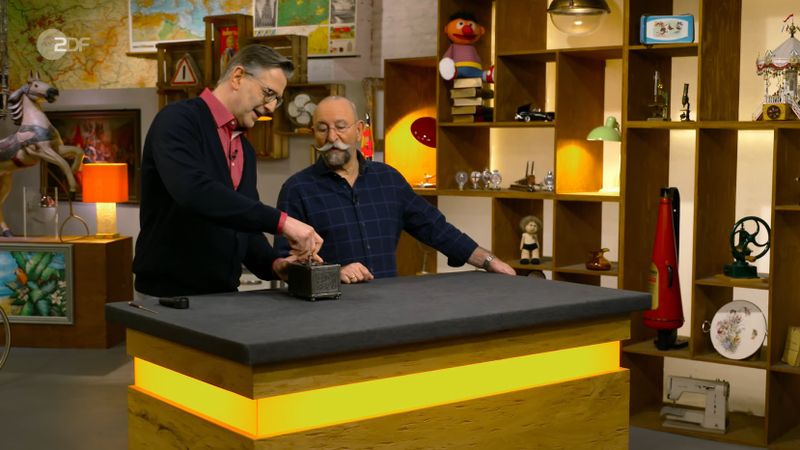 "Ui, ein kleiner Safe", freute sich Horst Lichter (rechts) beim ersten Blick der Antiquität. War das, was er n der Dienstagsausgabe sah, wirklich ein Fund aus dem 16. oder 17. Jahrhundert?