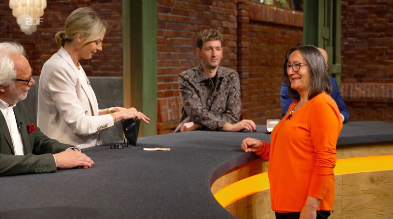 Susanne Steiger bot immerhin 250 Euro - und staunte über den ausgezeichneten Zustand von Brosche und Clips.