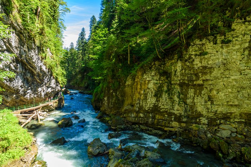 Seit der letzten Eiszeit formte das Wasser den Kalkstein in der Breitachklamm.
