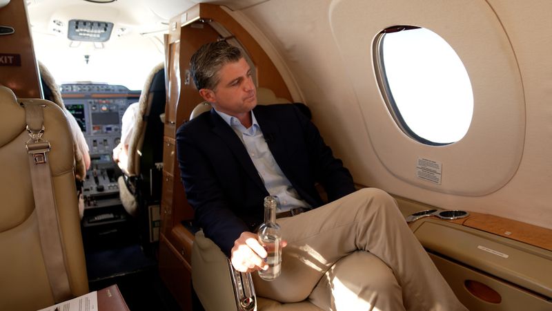 Der Medienmacher Julien Backhaus lässt sich seine eng getimten Flüge von einem Privatjet-Broker besorgen.