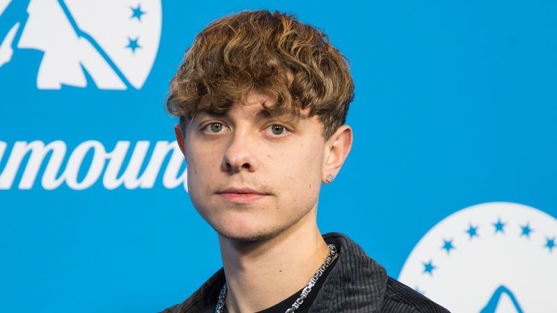 Der 28-jährige Kölner Jonas Ems ist nicht nur als Content Creator bekannt, sondern auch als Buchautor. Zum Start der neuen ARD-Thriller-Serie "Schattenseite", die auf seinem gleichnamigen Roman beruht, erklärt er, warum ihn Themen wie Mobbing und Hackerangriffe besonders beschäftigen.