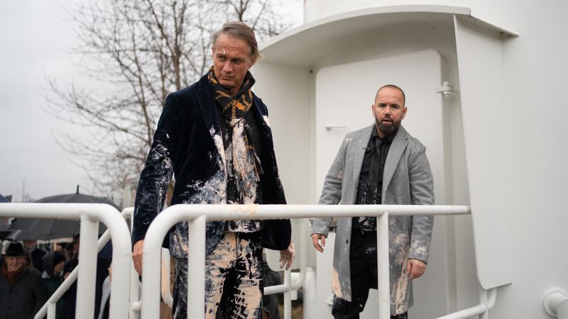 Der Unternehmer John Kammgaardt (Ralf Bauer, links) wird während eines Vortrags von Umweltaktivisten attackiert. 