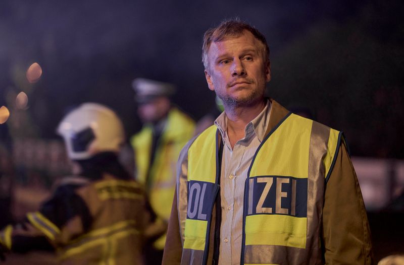 Robert Stadlober, 43, spielt in der Serie "Hundertdreizehn" den Ermittler in einem tragischen Verkehrsunfall mit vielen Toten. Die Serie ist jedoch nicht nur eine Arte Krimi, sondern auch eine Medidation über die wichtigen Fragen des Lebens: Trauer, Schuld und unsere Stragegien, beides zu überwinden. 