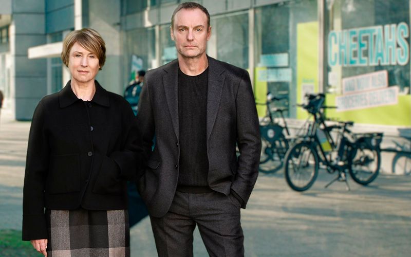 Die "Tatort"-Ermittler Susanne Bonard (Corinna Harfouch) und Robert Karow (Mark Waschke) suchen die Zentrale des Fahrradkurierdienstes "Cheetahs" auf. Einer der Fahrer wurde - wohl absichtlich - überfahren. Der Kurierdienst beliefert die Bundesdruckerei - der faszinierende Schauplatz des neuen Falles aus Berlin.
