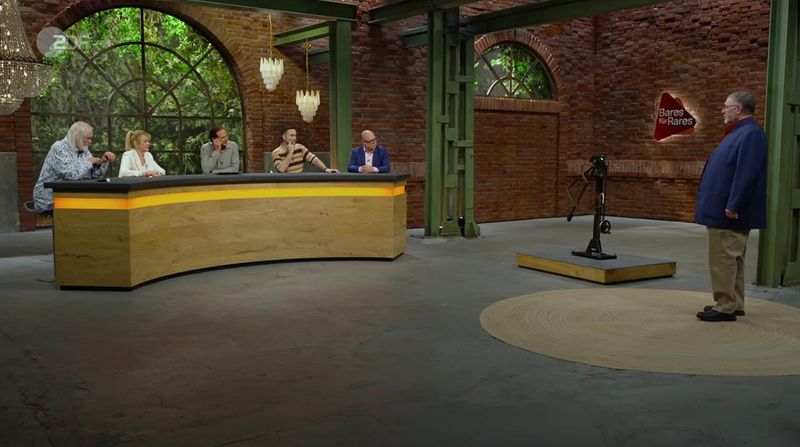 So erhöhte Schmitz-Avila (Dritter von links) schnell auf 200 Euro. Im Bietergefecht mit Suppes und Benjamin Leo Leo stiegen die Gebote weiter an - und überschritten sogar die Obergrenze der Expertise. "Ich bin nicht dabei", stellte Steve Mandel (links) klar und auch Elke Velten bot nicht mit. 

