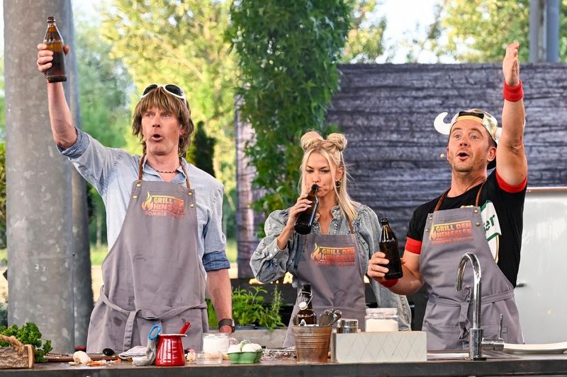 Prost! Mickie Krause, Isi Glück und Korenz Büffel (von links) wollten Steffen Henssler abkochen. Das Stimmungsbier blieb ihnen dann aber fast im Halse stecken.